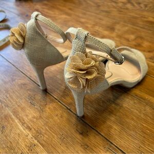 Kelly & Katie Kaurien Wedding Sandal Heel Gold Jute Strap Flower Formal Sz 9